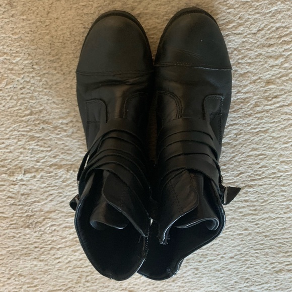 Boots - Picture 4 of 5